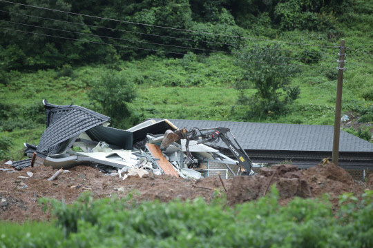 8일 오전 전남 곡성군 오산면 산사태가 발생한 주택에서 구조대가 매몰자를 수색하고 있다. 전날 오후 8시 29분께 발생한 산사태로 이곳 주택 3동에서 5명이 매몰됐다. <연합뉴스>